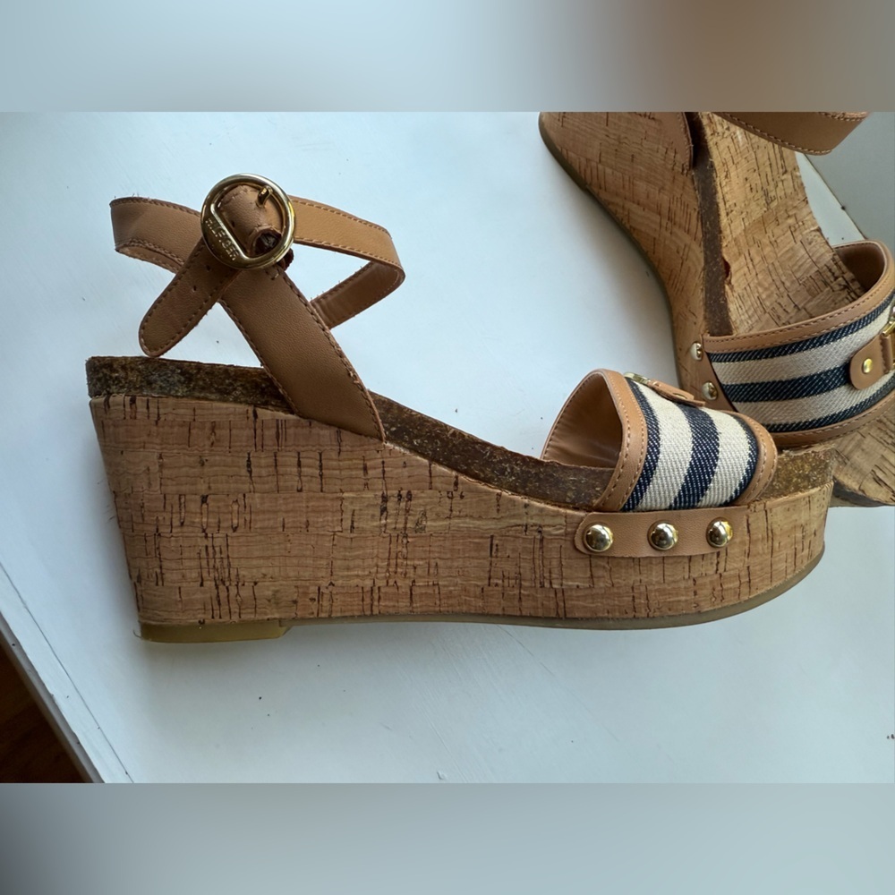 Tommy Hilfiger Women’s Hottie Cork Logo Gold Hardware Open Toe Wedges Size 8M - Picture 2 of 8